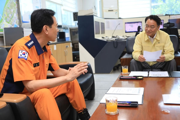 1일 오후 광진소방서에서 김선갑 광진구청장(사진 오른쪽)과 이영우 광진소방서장이 구민 안전에 대해 이야기 하고 있는 모습
