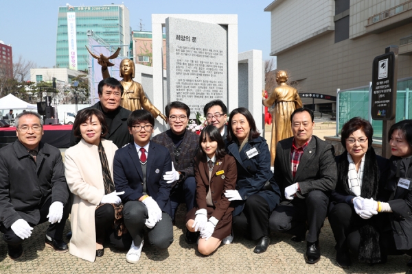 지난 3월 10일 열린 평화의 소녀상 기림비 제막식에서 정원오 성동구청장(왼쪽에서 네 번째)과 제막식 참석자들이 기념촬영을 하고 있다.