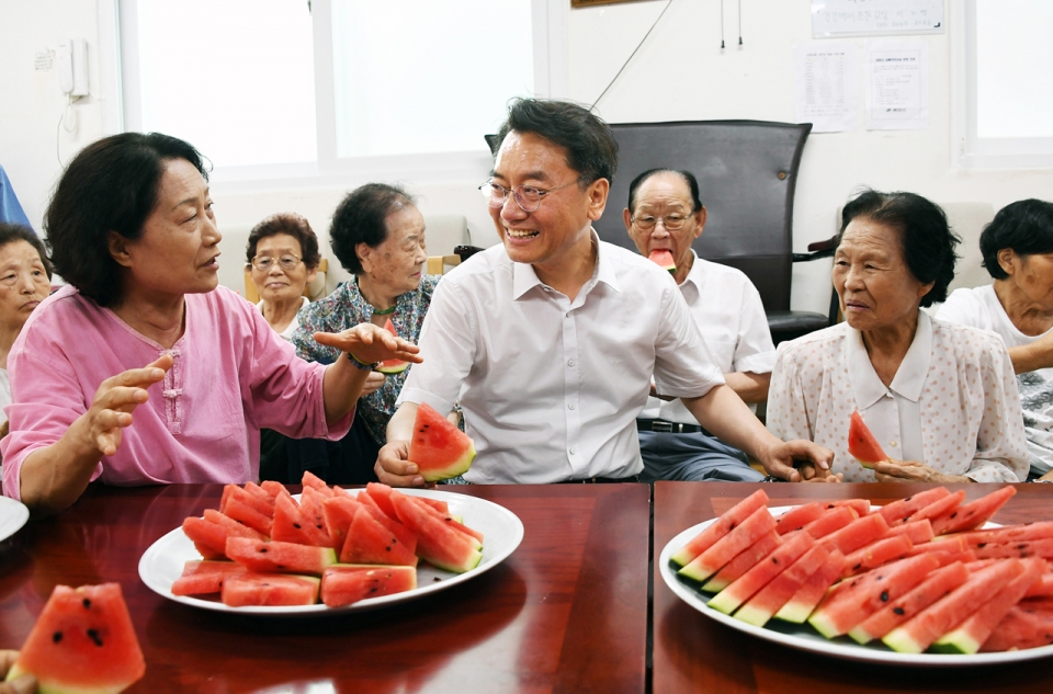 25일 오후 광진구 중곡4동 대원경로당에 방문한 김선갑 광진구청장이 어르신들과 수박을 함께 먹으며 폭염대비 안부를 살피고 있다.