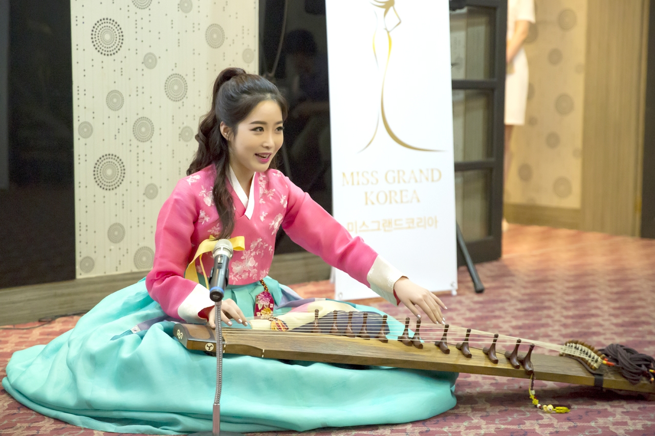 부산·대구 진(眞)에 선발된 김가은 양이 장기자랑에서 가야금병창을 연주하고 있다.