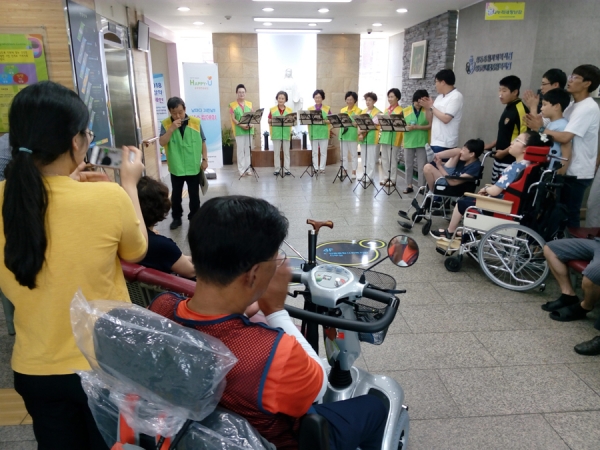 서울지부 상록자원봉사단의 연주 모습.