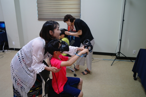 성동 4차 산업혁명 체험센터에서 초등학생이 VR체험을 하고 있다.