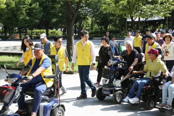 지난 4일 열린 ‘성동구 장애인 어울림 걷기대회’ 모습