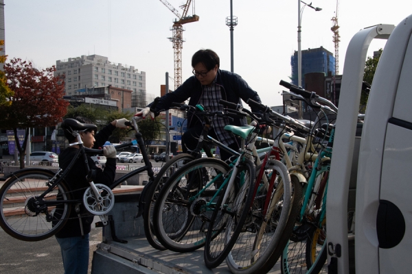 16일 광진광장에서 열린 ‘자전거에 사랑을 싣고’행사에서 동 주민센터로 전달될 자전거를 싣고 있는 모습