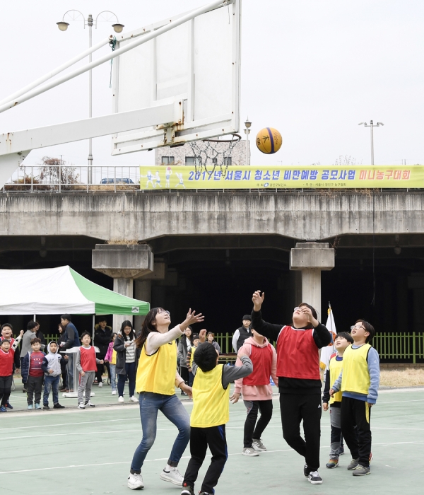지난해 11월 자양유수지 체육공원 농구장에서 열린 ‘미니농구대회’에 참여한 아이들이 농구 경기를 펼치는 모습