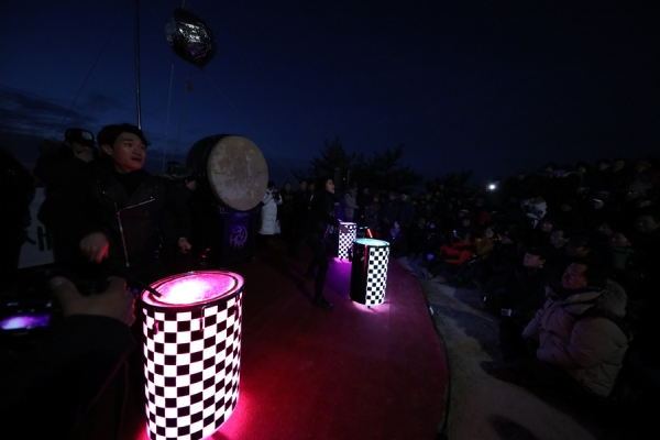2019년 1월 1일 오전 아차산 해맞이 광장에서 열린‘아차산 해맞이 축제’에서 식전 LED타북공연 모습