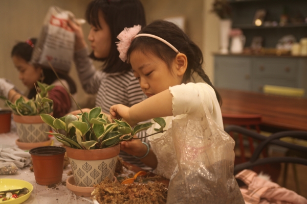 18일 광장동 화유플라워 원예치료센터에서 자치회관 겨울방학 프로그램으로 마련된 ‘나만의 토피어리 만들기’수업에 참여한 아이들 모습