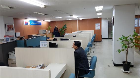 서울센터는 올해 2월부터 제대군인 회원들이 방문시 직접 대면상담이 가능토록            창구형태로 사무실 구조를 변경하여 취ㆍ창업상담을 진행하고 있다.