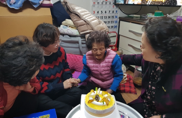 지난 15일, 3월 생일을 맞은 어르신을 찾아가 생신축하를 해주는 자양3동주민센터  활동 모습