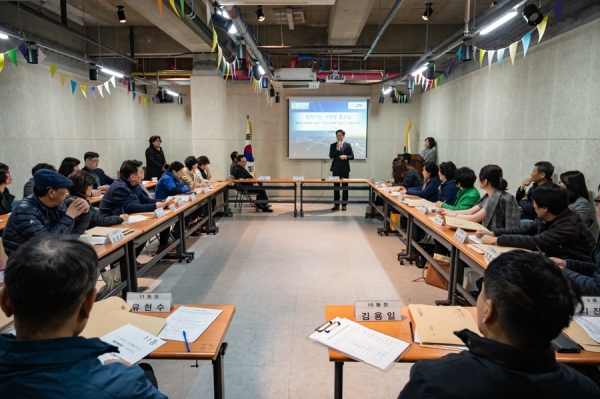 지난 25일 중곡3동주민센터에서 열린 ‘사랑방 홍보실’에서 설명하고 있는 김기석 홍보담당관