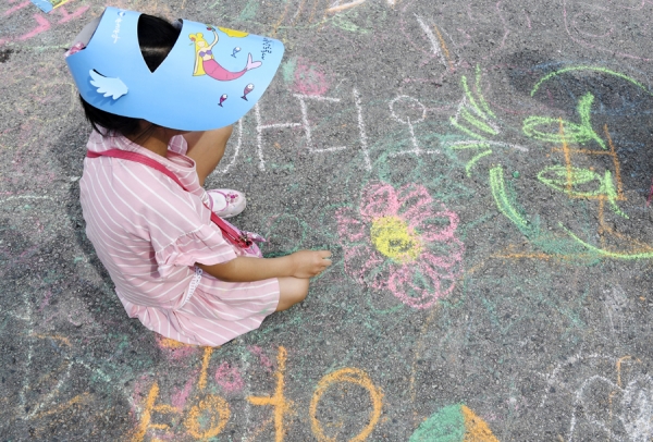 지난해‘제7회 서울동화축제’에서 바닥을 도화지 삼아 그림을 그리는‘드로잉존’을 즐기는 아이들 모습