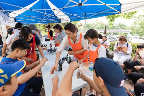 지난 15일 아차산 생태공원에서 열린‘광진 녹색문화 한마당’에 참여한 학생들이 천연 모기퇴치제를 만드는 모습