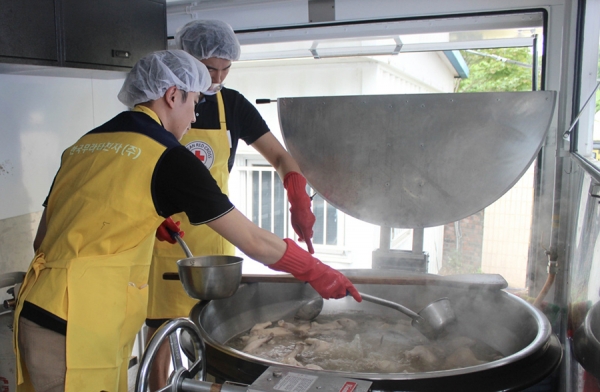 삼계탕을 끓이는 한국무라타전자 임직원들.