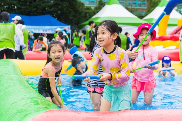 7일 열린 ‘자양3동 신나는 물놀이 체험’현장에서 놀고 있는 아이들 모습
