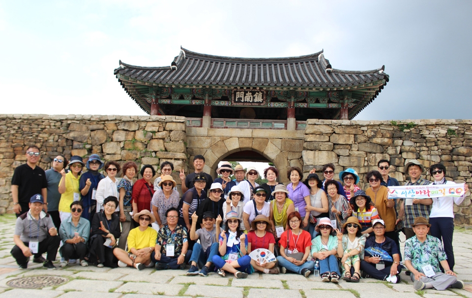 서산 해미읍성 방문에 앞서 기념촬영을 하고 있는 서울시협의회 가족들