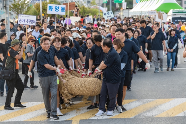 8월 31일 광진교 다리 위에서 열린‘광진교 페스티벌’에서 줄을 옮기고 있는 김선갑 광진구청과 주민들