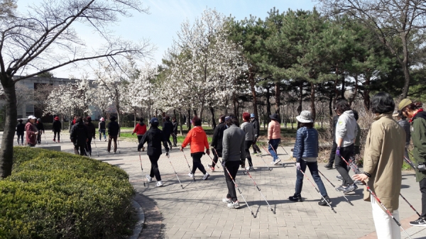 서울숲에서 노르딕걷기를 하는 주민들 모습