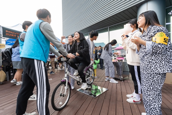 25일 청소년센터에서 열린 ‘2019 온마을 청소년 페스티벌’에 마련된 부대행사(자전거 페달 밟아 솜사탕 만들기)
