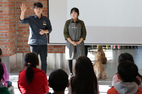 지난 4일, 성동구 응봉초등학교 2학년 학생 25명이 반려동물에 대한 생명존중 교육을 받고 체험활동의 시간을 가졌다.