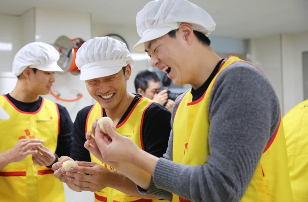 즐겁게 빵을 만드는 두산베어스 신인 선수들