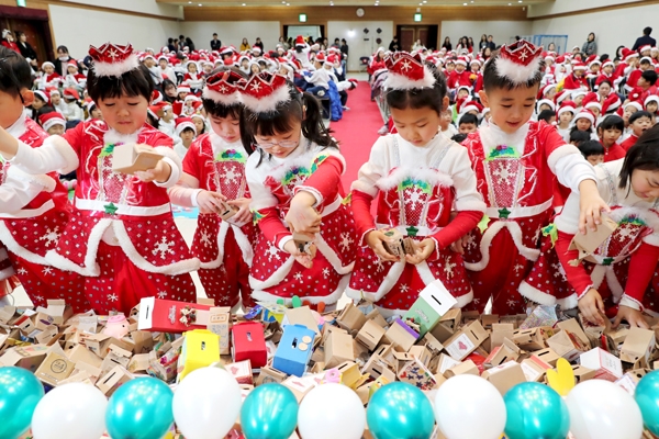 지난 28일 성동구청 대강당에서는 어린이집 원아들이 1년간 모은 사랑의 종이저금통을 개봉하는 행사가 진행되었다.