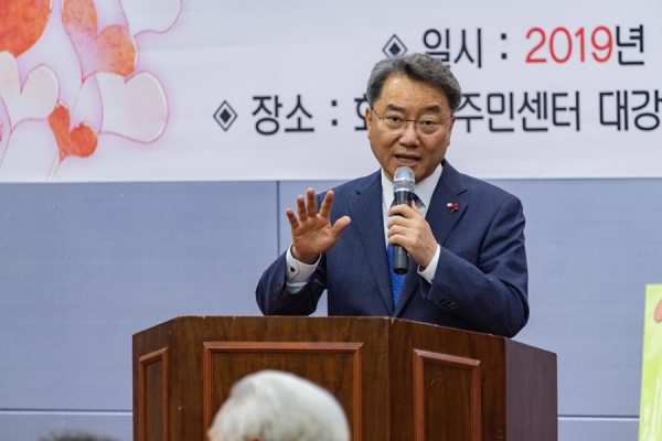 3일 화양동주민센터에서 열린 ‘사랑의 일일찻집’에서 인사말을 하고 있는 김선갑 구청장