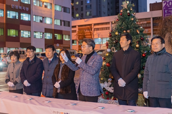 6일 광진구청사 조명트리 점등식에서 덕담을 전하고 있는 김선갑 광진구청장(오른쪽에서 세 번째)