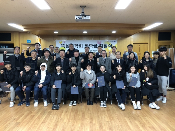 성수2가제1동 뚝섬장학회(회장 이흥수)가 지난 17일                2019년 하반기 장학금 전달식을 개최하였다.