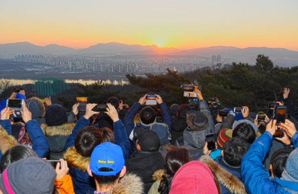 2018년 1월 1일 오전 아차산 해맞이 광장에서 열린‘아차산 해맞이 축제’일출 장면