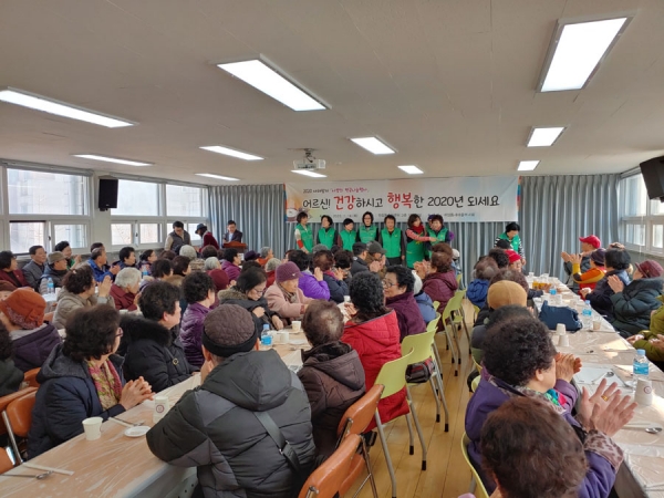 마장동은 지난 14일 소외이웃들을 초청해 ‘떡국 나눔행사’를 개최했다.