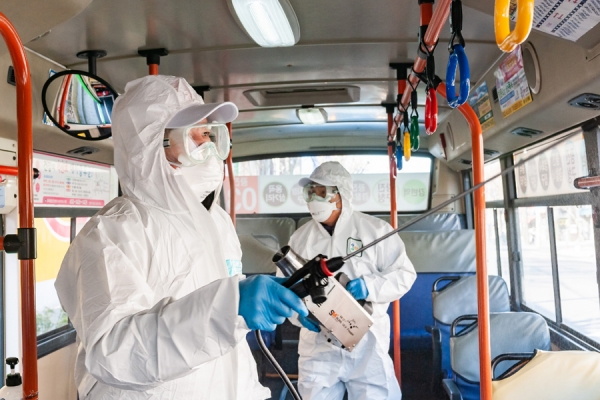 3일 광진구청 관계자들이 신종 코로나바이러스 예방을 위해 광진구 마을버스를 소독하고 있다.
