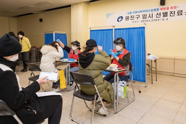 12일 세종대학교 광개토관에 마련된 임시 선별진료소에서 열 체크를 하고 있는 유학생들 모습