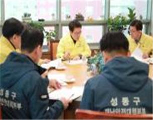 정원오 성동구청장(가운데)이 관내 한양대 중국인 유학생 지원방안에 대해 대책회의를 주재하고 있다.