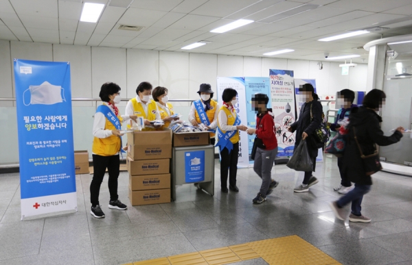 적십자 봉사원들, 서울시내 지하철역 45곳에서 시민 대상 캠페인 홍보
