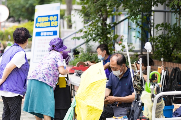 지난 20일 자양3동 주민센터에서 진행된 칼갈이·우산수리센터 운영 모습
