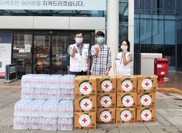 코로나19 선별진료소 24개소에 롯데칠성에서 기증한 음료 10,560병 전달