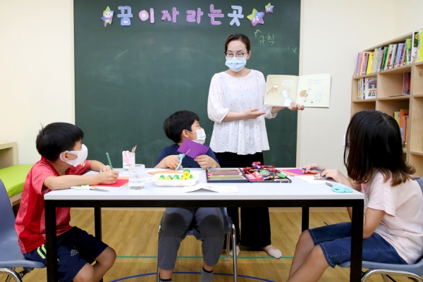 성동복지관 아이꿈누리터에서 진행하고 있는 책놀이 방학 특화프로그램 수업 모습