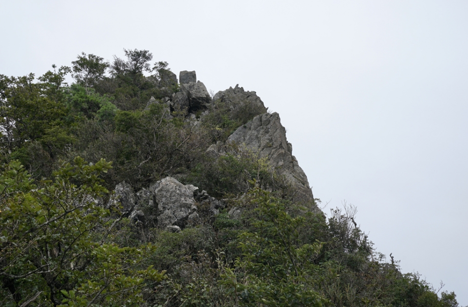 (2020.08.05(토) 천천히 오르는 도전 프로젝트 월악산 등산) "월악산 영봉 가는길" (기암 단애) 사진 김광부 기자