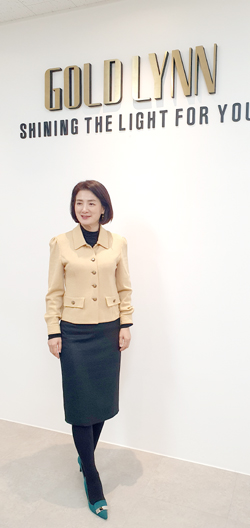 <핑크 벤츠를 모는 여자>의 저자이자 한국 명품 화장품회사로 거듭난 기업 골드린 대표 최정숙<br>