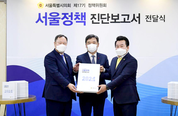 왼족은 김인호 서울시의회 의장, 가운데 서정협 시장 권한대행, 오른쪽은 정지권 정책위원장