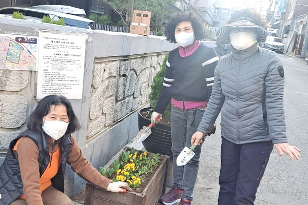 23일 구의3동자원봉사캠프 가족봉사단 회원들이 봄꽃을 심고 있는 모습