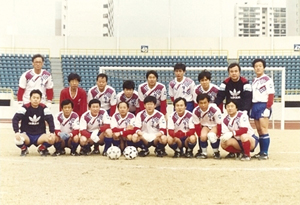 1994년 청우축구회 동대문운동장. 우리가 매주 모인 성수중에 김주성이 축구부였다. 설기현 선수도 우리들은 뒤에서 지원했다.