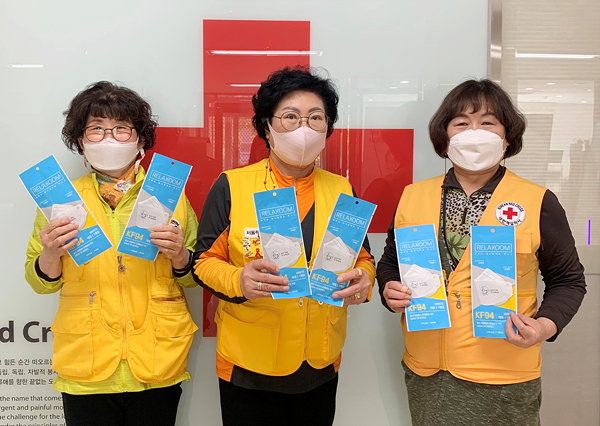마스크를 전달받은 대한적십자사 서울특별시지사 북부봉사관 노원지구 봉사원들