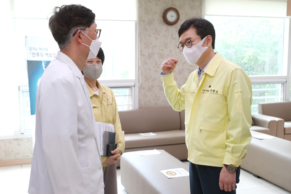 이달 14일 오후 정원오 성동구청장이 행당동에 위치한 연세이비인후과를 방문하여 의료진을 격려하고 있다.