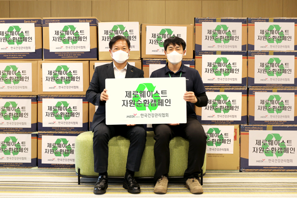 (사진 왼쪽부터) 한국건강관리협회 최상철 홍보기획실장, 아름다운가게 류화선 간사