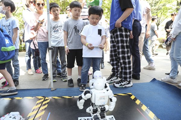 체험부스에서 로봇체험을 하는 어린이(‘19.와글와글