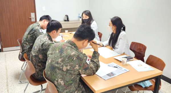 한국건강관리협회 서울동부지부 직원이 군 부대 장병들에게 금연상담을 하고 있다.