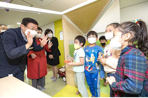 김경호 광진구청장이 공동육아방 3호점에서 아이들과 소통한 모습