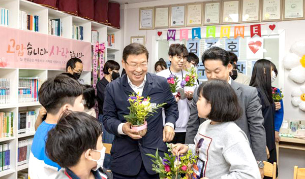김경호 구청장(중앙)이 아이들과 만든 꽃바구니를 보며 소통하고 있다.